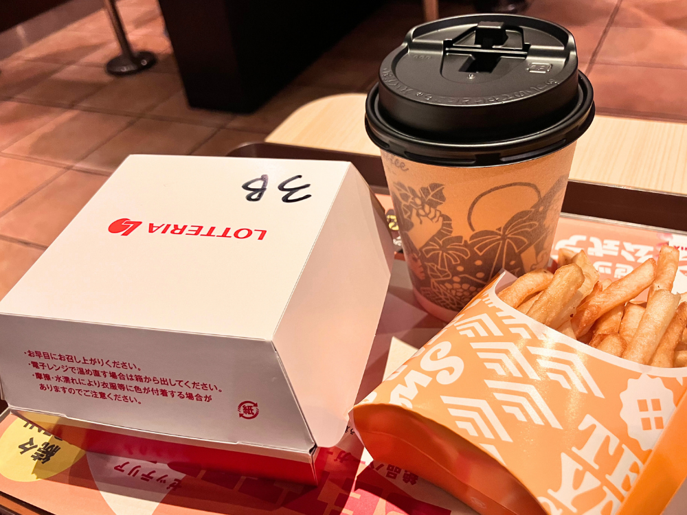 トレイに乗ったロッテリアの夜バーガー